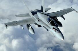 Un avión de combate F-18.