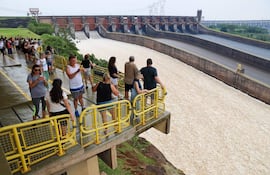 La apertura de compuertas atrae a cientos de turístas.