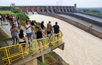 Visitantes en la represa de Itaipú Binacional.