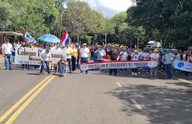 Movilización de docentes con cierre de la Ruta PY01 en el departamento de Misiones.
