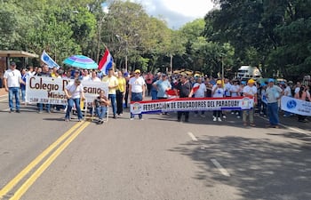 Movilización de docentes con cierre de la Ruta PY01 en el departamento de Misiones.