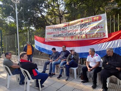 Funcionarios del Jardín Botánico de Asunción que fueron sumariados se encadenaron porque consideran injusta la medida, ya que alegan que solo reclamaron sus derechos al exigir herramientas y uniformes para ejecutar las tareas.
