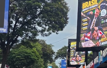 Los carteles instalados a pocos metros del Puente de la Amistad fueron utilizados para la divulgación de las imágenes.