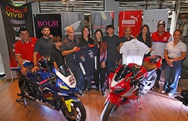 Integrantes del equipo Motorbike Paraguay posan con la indumentaria oficial, acompañados por los representantes de los sponsors.