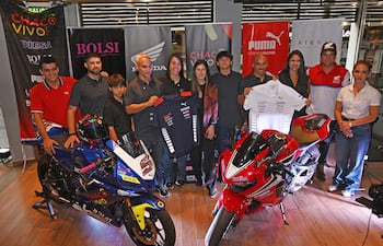 Integrantes del equipo Motorbike Paraguay posan con la indumentaria oficial, acompañados por los representantes de los sponsors.
