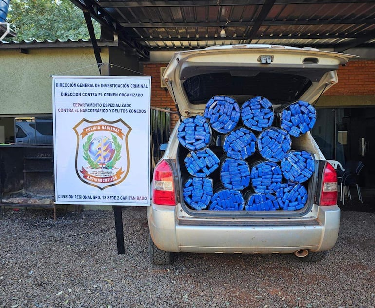 Se incautó un vehículo repleto de paquetes de marihuana en la ciudad de Karapaí, Amambay.