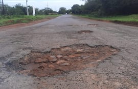 Enormes baches y peligrosos hundimientos marcan la ruta Tobatí–Arroyos y Esteros, reflejo de años de abandono y falta de respuestas de las autoridades.