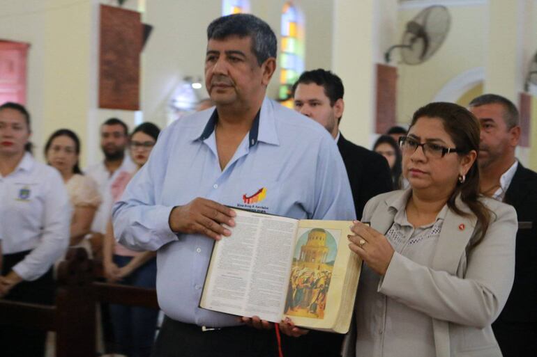  
La gobernadora de Concepción, Liz Meza (ANR-HC), con su esposo Nelson Rivas.