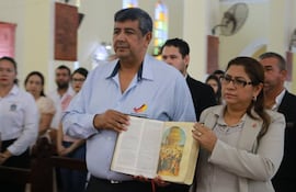 La gobernadora de Concepción Liz Meza con su esposo Nelson Rivas. Ambos fueron muy cuestionados por la gran ostentación de dinero en la fiesta de 15 años de su hija.