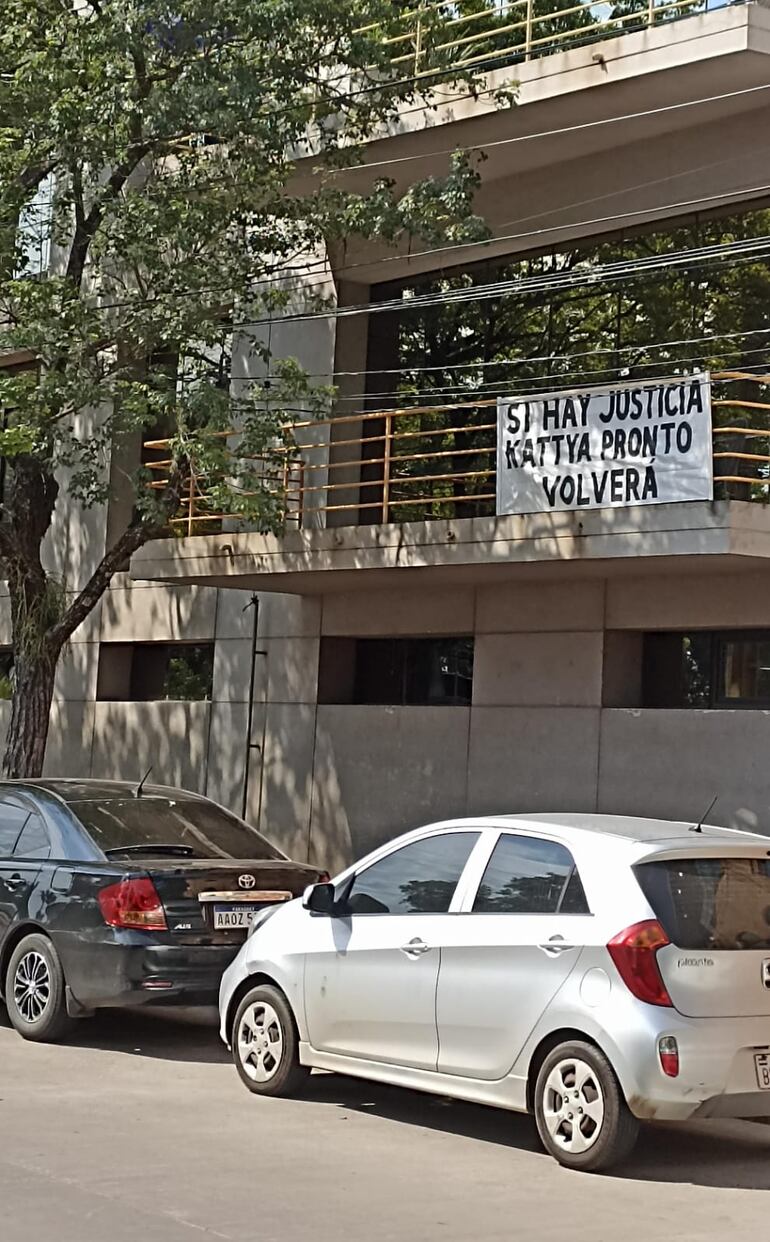 Cartel colocado en el balcón de la oficina de Kattya González (PEN) exigiendo justicia.