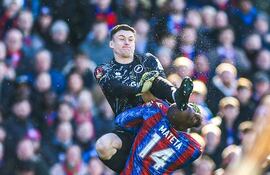 Jean-Philippe Mateta, del Crystal Palace, sufre una brutal patada del arquero Liam Roberts, del Milwall, en un partido  por la FA Cup.
