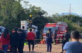 Joven fallece electrocutado mientras realizaba la poda de un árbol.