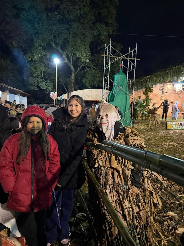 Los niños disfrutan del ambiente festivo y aprovechan para fotografiarse con los Kamba.
