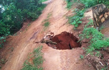 Reclamo por desmoronamiento de un paso del camino vecinal en Acahay