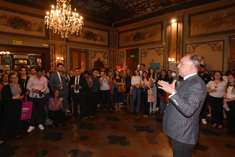 El embajador de Argentina, Guillermo Nielsen, dio la bienvenida a los invitados de “Vinos con Destino: Enoturismo Argentino en Paraguay”.
