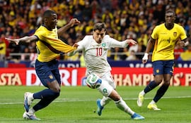 El mediocampista ecuatoriano Moisés Caicedo (izq.) y el delantero marroquí Brahim Díaz luchan por el balón durante el partido de fútbol amistoso internacional entre Marruecos y Ecuador en el Estadio Metropolitano de Madrid.