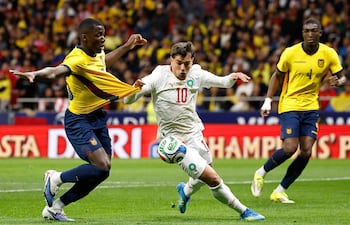 El mediocampista ecuatoriano Moisés Caicedo (izq.) y el delantero marroquí Brahim Díaz luchan por el balón durante el partido de fútbol amistoso internacional entre Marruecos y Ecuador en el Estadio Metropolitano de Madrid.