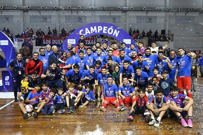Los “dueños del futsal”, Cerro Porteño con sus atletas, cuerpo técnico, directivos y fanáticos, celebraron anoche el noveno título, al “bailar” al cuadro de Afemec.