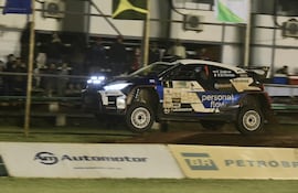 Fau Zaldívar y Marcelo der Ohannesian (Toyota GR Yaris Rally2) durante la PSE1 Nocturna, cumplida en el Parque del Guairá (Villarrica), epicentro de la competencia.