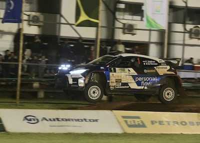 Fau Zaldívar y Marcelo der Ohannesian (Toyota GR Yaris Rally2) durante la PSE1 Nocturna, cumplida en el Parque del Guairá (Villarrica), epicentro de la competencia.