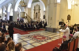 Luis Bello y Raúl Luis Latorre, clérigos con vestimenta religiosa, leen discursos en una ceremonia con gran asistencia en la Catedral.