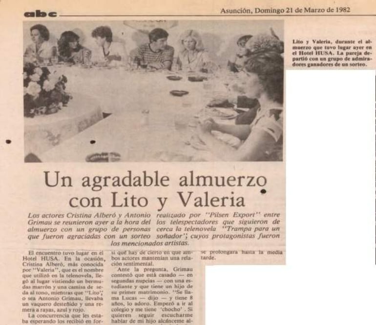 Cristina Alberó y Antonio Grimau en una mesa con admiradores, conversando en un ambiente acogedor del Hotel HUSA.