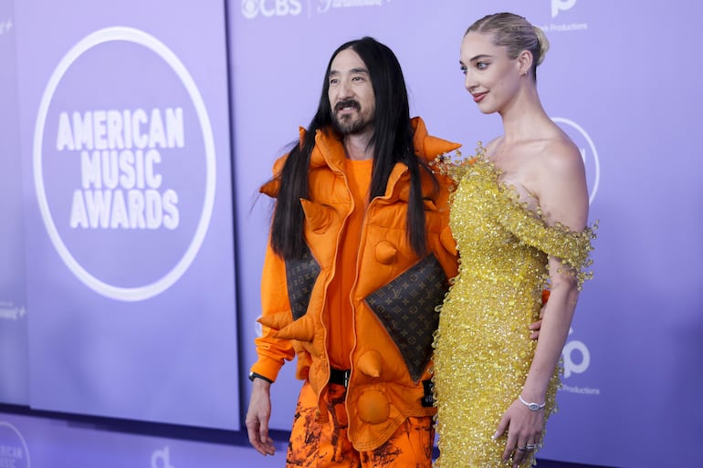 Sasha Sofine y Steve Aoki en la alfombra azul de los American Music Awards en Las Vegas. (EFE/EPA/CHRIS TORRES)
