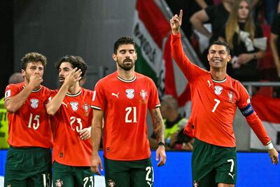 El delantero de Portugal Cristiano Ronaldo (derecha) celebra con sus compañeros tras marcar el gol de penal que puso el 1-2 en el marcador, durante el partido de fútbol del grupo F de la zona europea de las eliminatorias para el Mundial de 2026 entre Hungría y Portugal, en Budapest, Hungría.