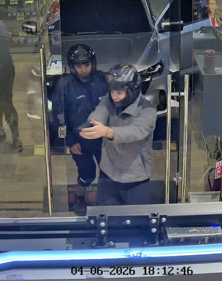 Captura de video del momento en que los delincuentes armados ingresan al local.