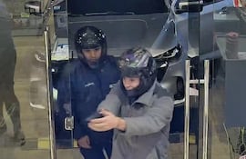 Captura de video del momento en que los delincuentes armados ingresan al local.