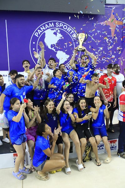 Los nadadores del Deportivo SYC festejan otro título mediante las grandes actuaciones este año.