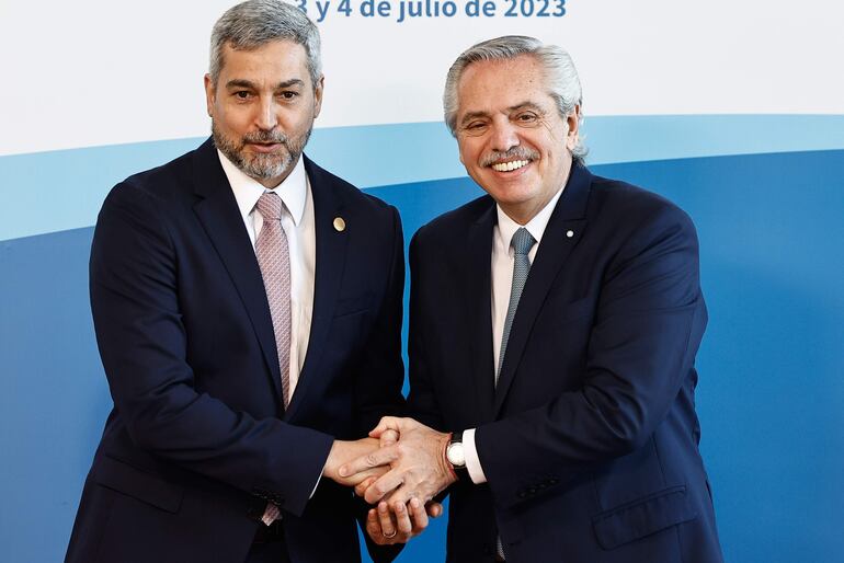 El presidente de Argentina, Alberto Fernández (d), saluda a su homólogo de Paraguay, Mario Abdo Benítez, durante la cumbre del Mercosur, hoy, en Puerto Iguazú (Argentina). (EFE)