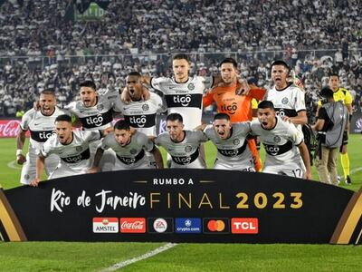 Los jugadores de Olimpia posan para la foto previa al partido de los cuartos de final de la Copa Libertadores 2023 contra Fluminense en el estadio Defensores del Chaco, en Asunción.