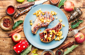 Carne con manzana caramelizada.