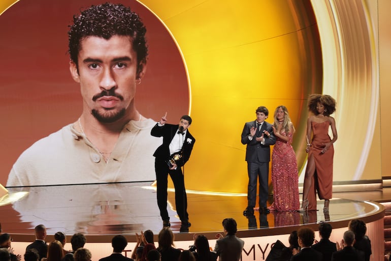 El rapero puertorriqueño Bad Bunny (c) recibe el premio al Álbum del Año en el escenario durante la 68.ª ceremonia anual de los premios Grammy en el Crypto.com Arena de Los Ángeles, California.