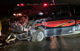 Camioneta invade carril, impacta contra un automóvil y desencadena accidente con bus y motocicleta