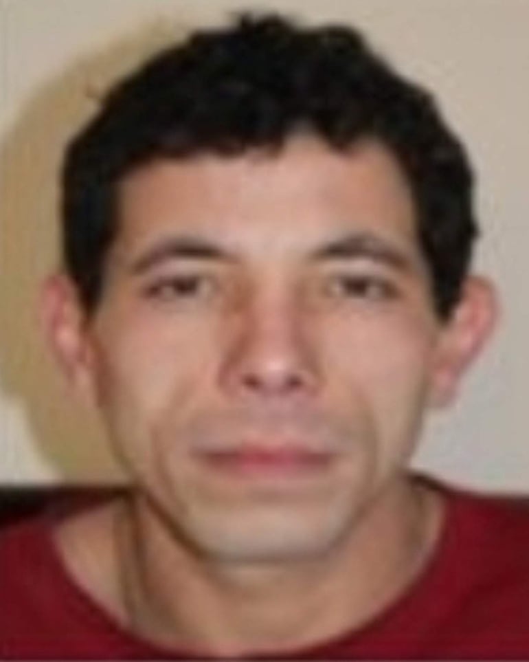 Hombre de cabello corto y oscuro con expresión seria en primer plano. Fondo sencillo y sin elementos distintivos.