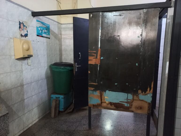 Baño del segundo nivel de la terminal. 