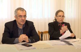 El ingeniero Carlos Latorre y la abogada Patricia López Moreira, representantes del Consorcio Yvaga.