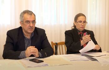 El ingeniero Carlos Latorre y la abogada Patricia López Moreira, representantes del Consorcio Yvaga.