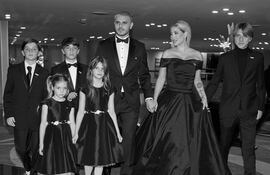 Wanda Nara y Mauro Icardi llegando a los Martín Fierro con Valentino, Constantino, Benedicto, Isabella y Francesca.