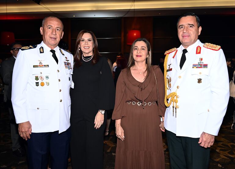 Gral. Julio Fullaondo, Sady de Fullaondo, Mariel de Lovera y Gral. Alcides Lovera. 