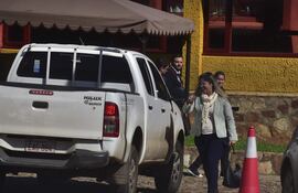 Fiscala Myriam Rodríguez, a la salida del colegio privado de Lambaré donde se denunció supuesto caso de abuso.