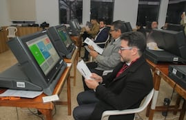 Capacitaciones en máquinas de votación en el TSJE.