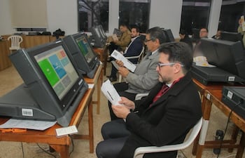 Capacitaciones en máquinas de votación en el TSJE.