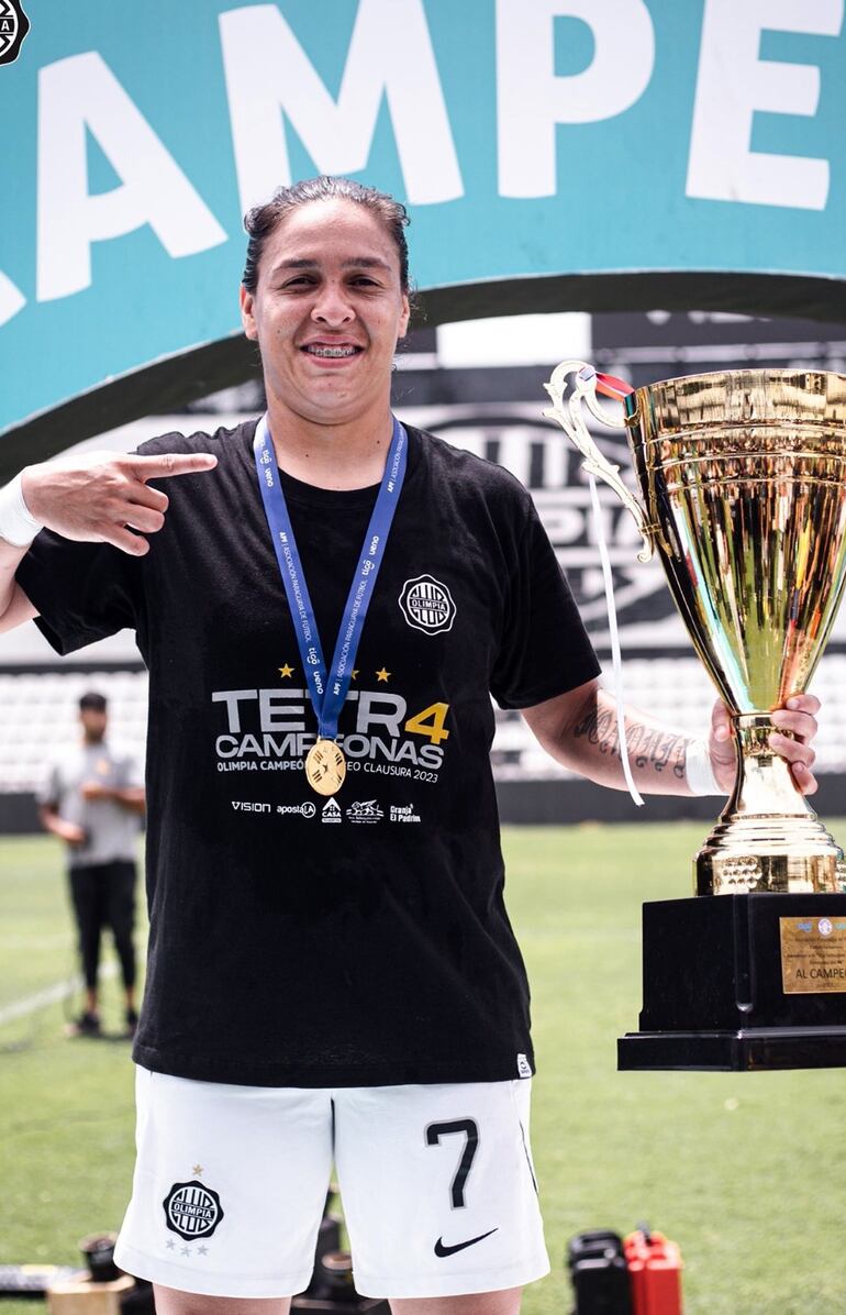 Amada María Peralta Cabrera (29 años), la goleadora del equipo de Olimpia campeón y del torneo Clausura, con 14  anotaciones.