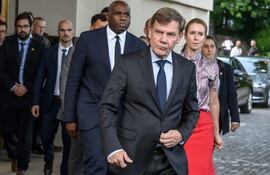 El ministro alemán de Exteriores, Johann Wadephul (C), y el ministro de Exteriores del Reino Unido, David Lammy (i) salen de la reunión con los diplomáticos iraníes, realizada en Ginebra.