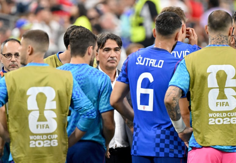 El director técnico de Croacia, Zlatko Dalic, habla con los jugadores durante una pausa de hidratación durante el partido de la fase de grupos de la Copa Mundial de la FIFA 2026 entre Inglaterra y Croacia, en Dallas.