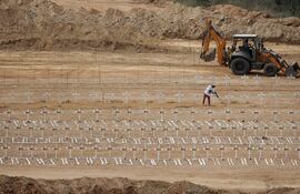 Personas trabajan en el cementerio municipal La Esperanza, ampliado para poder acoger a las víctimas del doble terremoto del 24 de junio en Venezuela, este viernes en Parroquia Carayaca, en La Guaira (Venezuela).