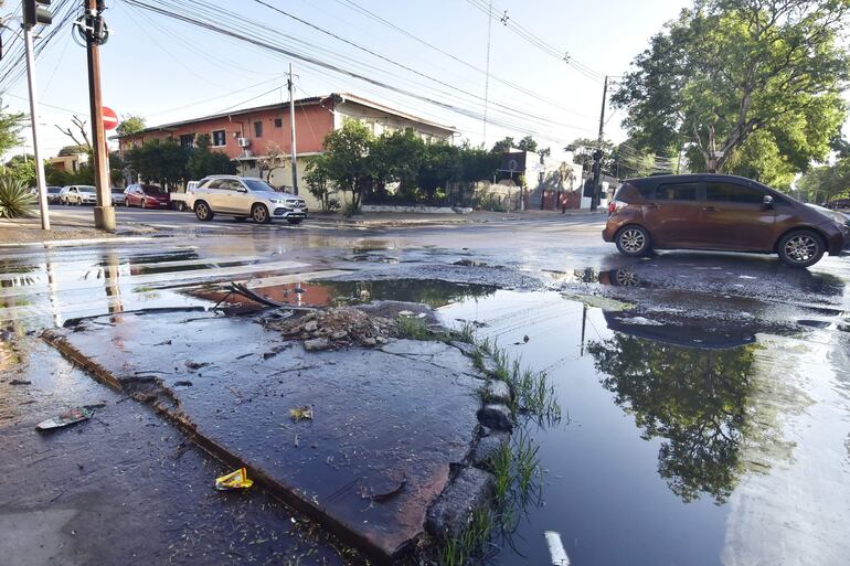 Agua ya causó destrozos en el paseo central, afectando el cordón de la vereda y la rampa de accesibilidad.